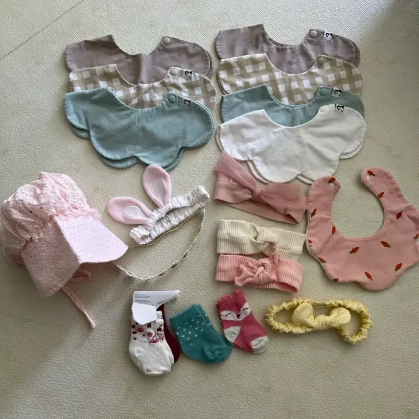 [BUNJANG] Baby Essentials Bundle (Bibs, Headband, Socks, Toy, Clothes) / 아기용품 일괄 (턱받이, 헤어밴드, 양말, 장난감, 옷)