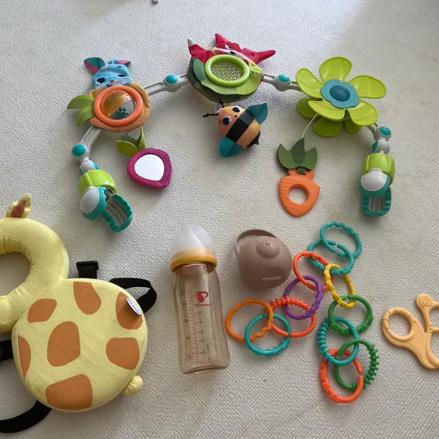 [BUNJANG] Baby Essentials Bundle (Bibs, Headband, Socks, Toy, Clothes) / 아기용품 일괄 (턱받이, 헤어밴드, 양말, 장난감, 옷)
