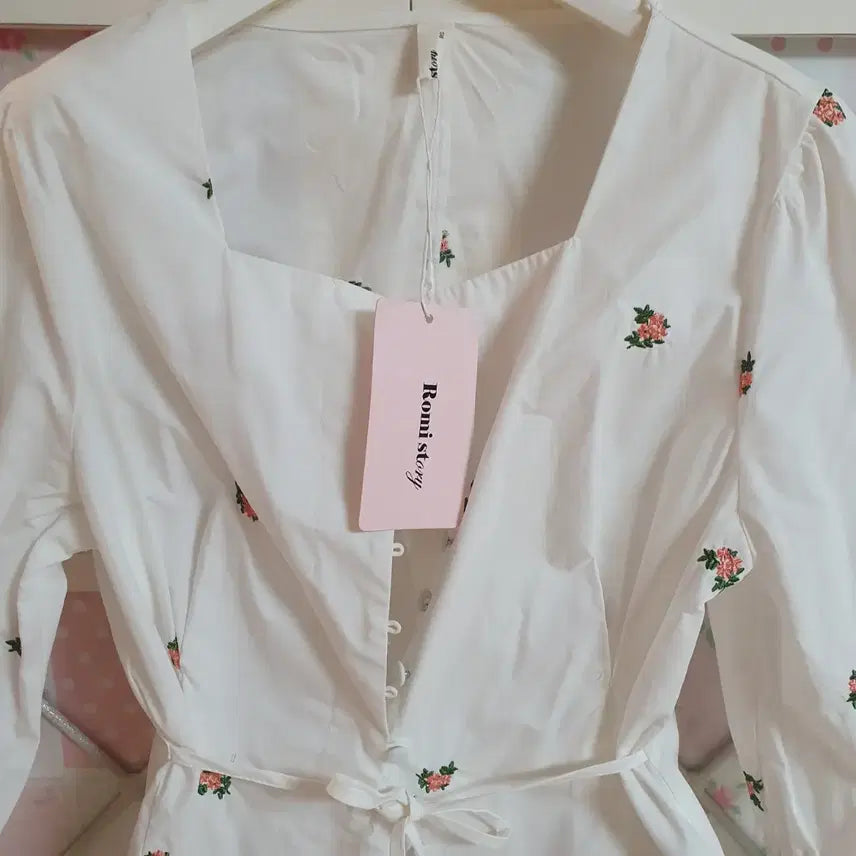 [BUNJANG] Embroidered Blouse - Size 55 / 자수 블라우스/55 새상품