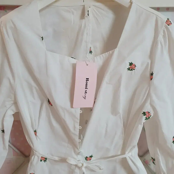 [BUNJANG] Embroidered Blouse - Size 55 / 자수 블라우스/55 새상품