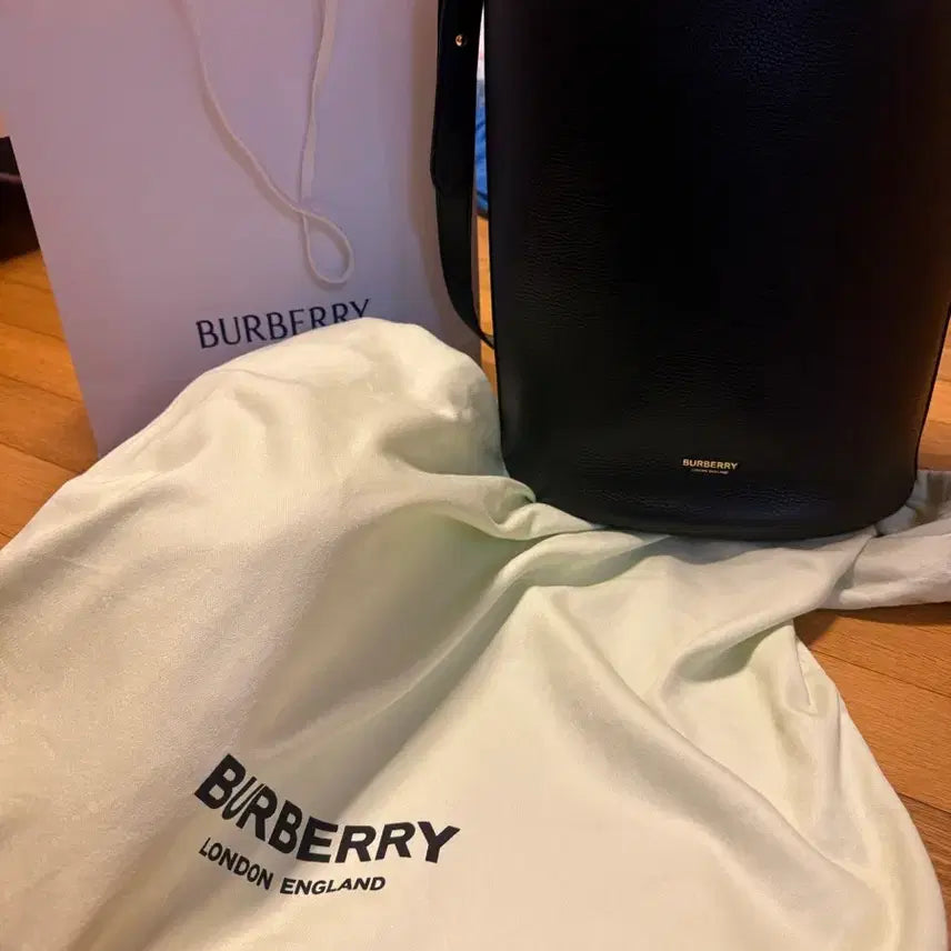 [BUNJANG] Burberry Black Leather Medium Bucket Bag / 버버리 토트백 블랙