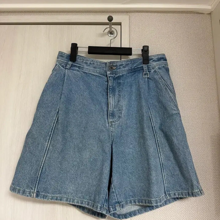 [BUNJANG] Wooyoungmi 22SS One-Tuck Wide Denim Shorts Light Wash / (48) 22ss 우영미 원턱 와이드 데님 쇼츠 연청
