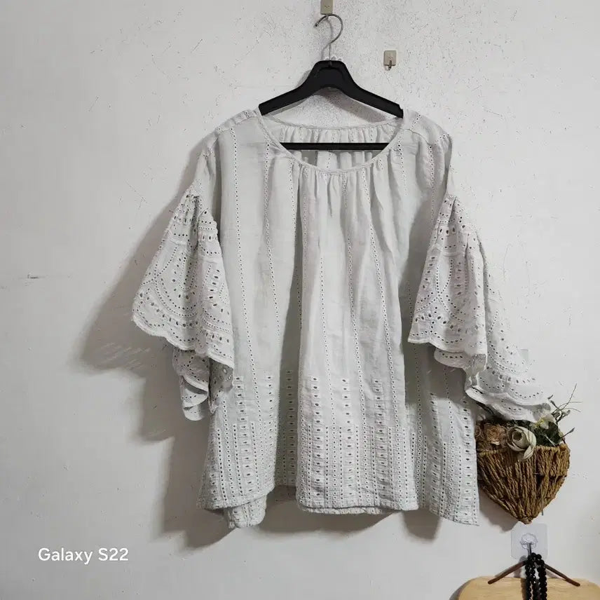 [BUNJANG] Linen Punching Lace Blouse White / 린넨펀칭레이스 블라우스 화이트