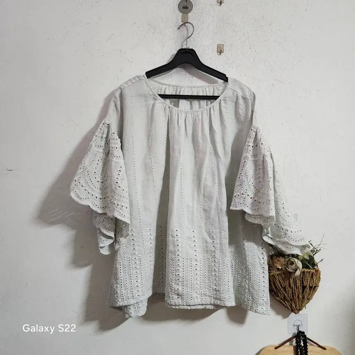 [BUNJANG] Linen Punching Lace Blouse White / 린넨펀칭레이스 블라우스 화이트