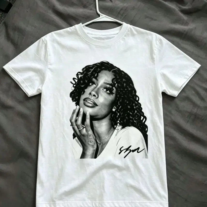 [BUNJANG] Graphic T-Shirt White XL Black and White Singer Portrait Signature / 흑백 가수 포트레이트 서명 그래픽 화이트 티셔츠 XL사이즈 거의 새상품
