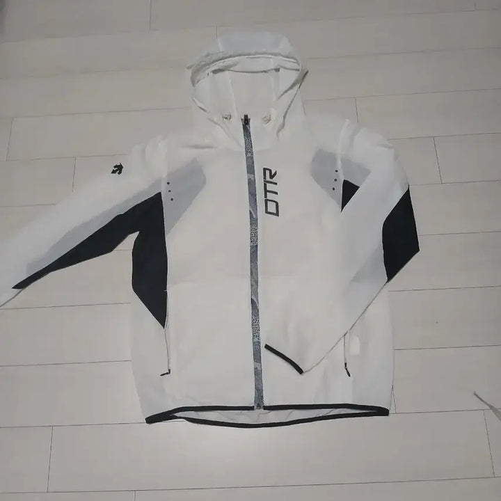 [SOLD OUT] 데상트 여름 바람막이