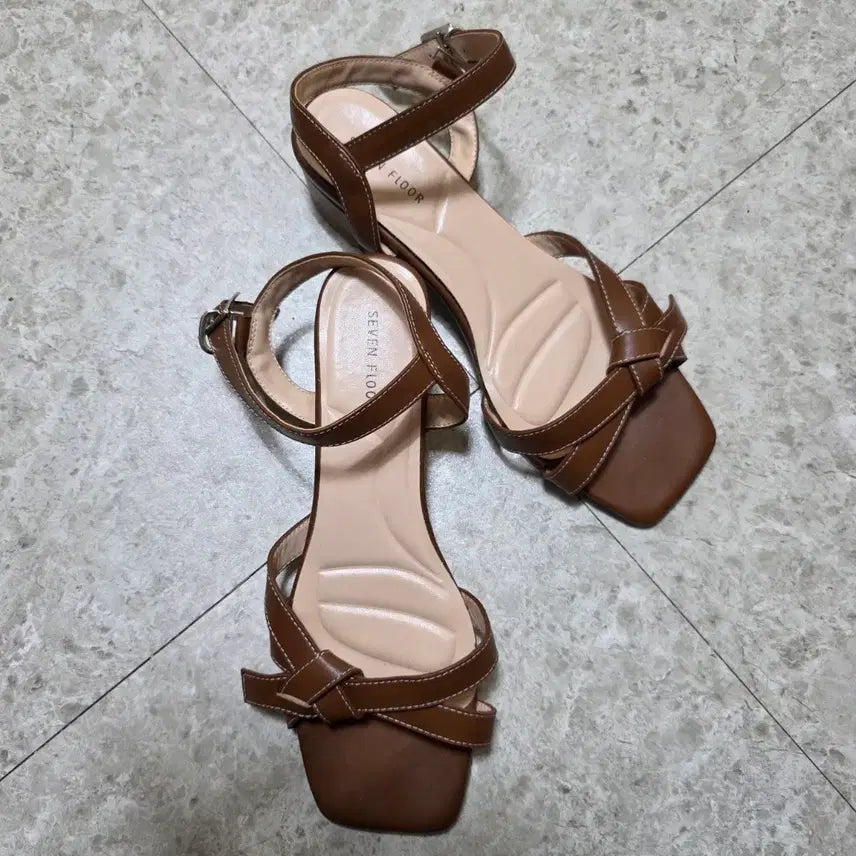 [BUNJANG] Barbara Seven Floor Strap Sandals Brown / 바바라 세븐플로어 스트랩 샌들 브라운