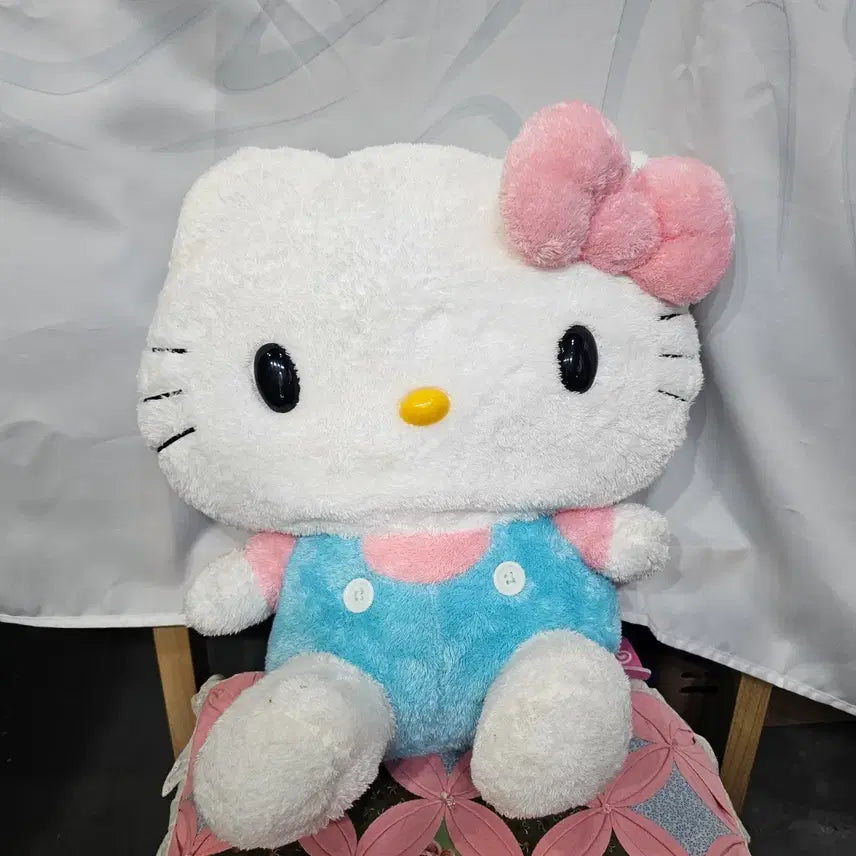 [BUNJANG] Hello Kitty Overalls Plush / 헬로키티  멜빵  인형