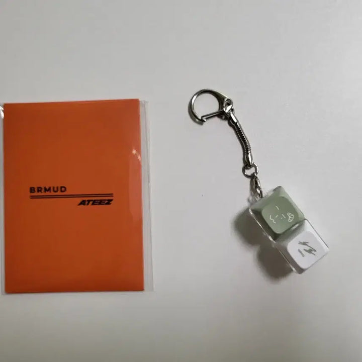 [BUNJANG] Ateez BRMUD Mingi Photocard + Keycap Keychain Set / 에이티즈 ateez 비알머드 BRMUD 포카 + 민기 키캡키링