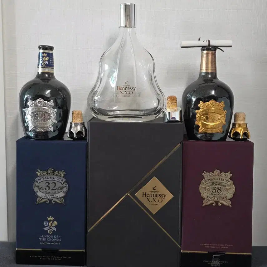 [BUNJANG] Royal Salute &amp; Hennessy XO Empty Bottles Bundle / 로얄살루트, 헤네시 XO 위스키 공병 일괄