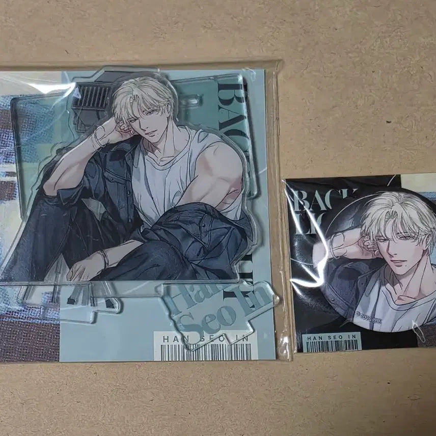 [BUNJANG] Han Seo-In Magazine Acrylic Stand + Can Badge Bundle Set / 백라이트 한서인 매거진 아크릴 스탠드 +  캔뱃지 일괄