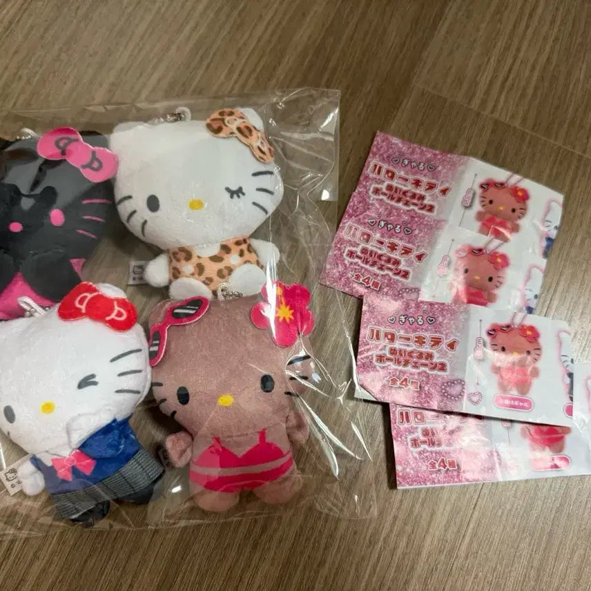 [BUNJANG] Sanrio Hello Kitty Plush Keychain Gacha Set (4 Types) / 산리오 헬로키티 봉제인형 키링 가챠 4종 일괄 교복키티 태닝키티