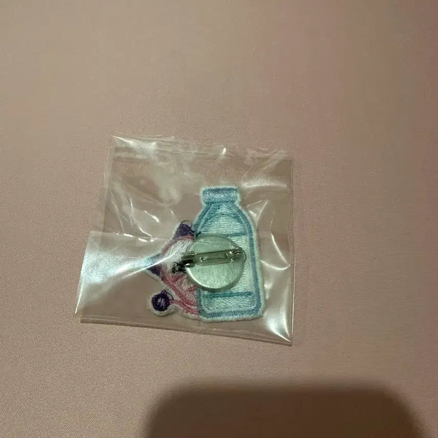 [BUNJANG] Evian x Pink Bean Wappen Badge / 에비앙 x 핑크빈 와펜 뱃지