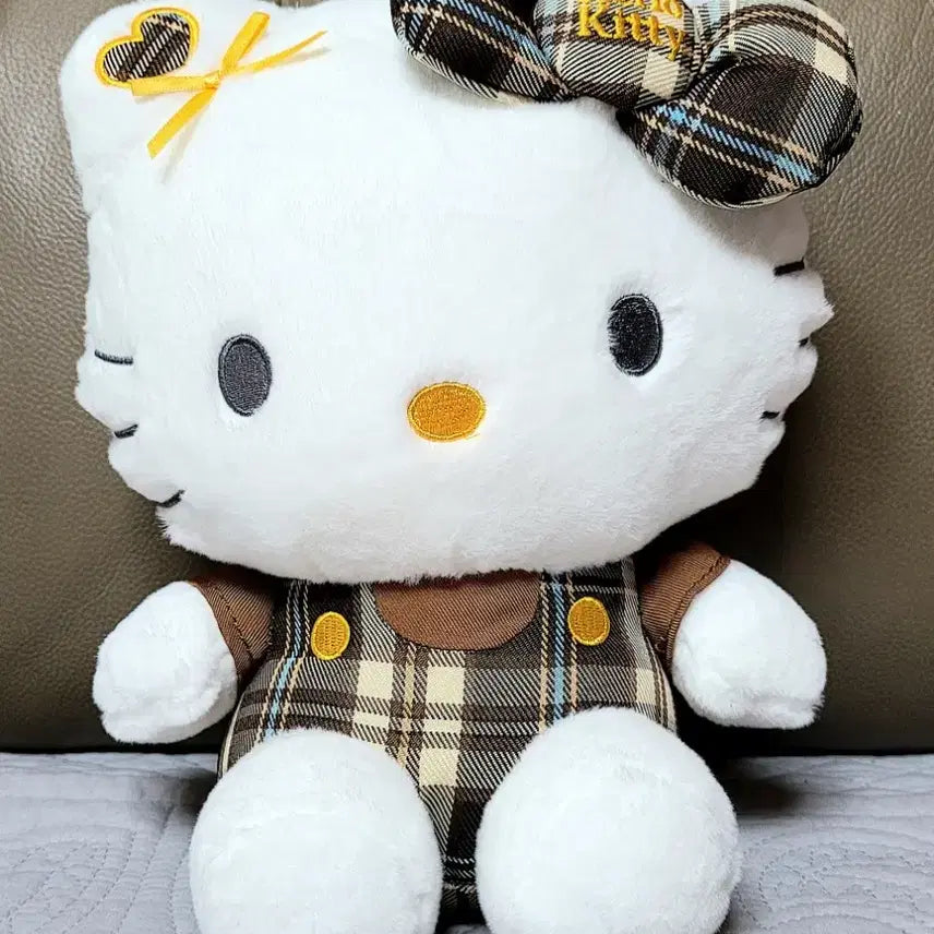 [BUNJANG] Sanrio Hello Kitty Check Overalls Plush + Pouch + Keyring Set (New) / 산리오 정품 헬로키티 체크 멜빵인형 + 파우치+키링인형 세트(새상품)