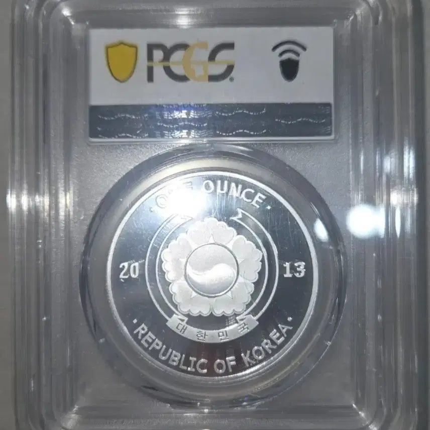 [BUNJANG] Park Geun-hye Inauguration Commemorative Silver Medal PCGS PR70 / 2013 박근혜 대통령 취임 기념 은메달 PCGS PR70