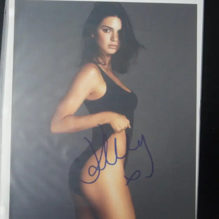 [BUNJANG] Kendall Jenner Signed Item with Certificate of Authenticity / 켄달 제너 사인 + 인증서
