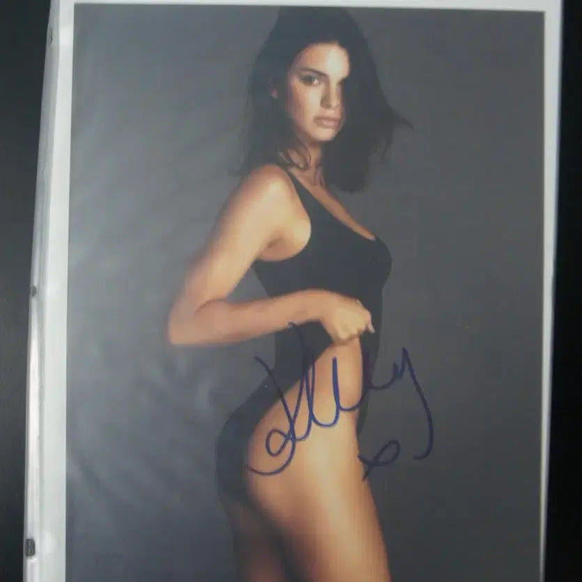 [BUNJANG] Kendall Jenner Signed Item with Certificate of Authenticity / 켄달 제너 사인 + 인증서
