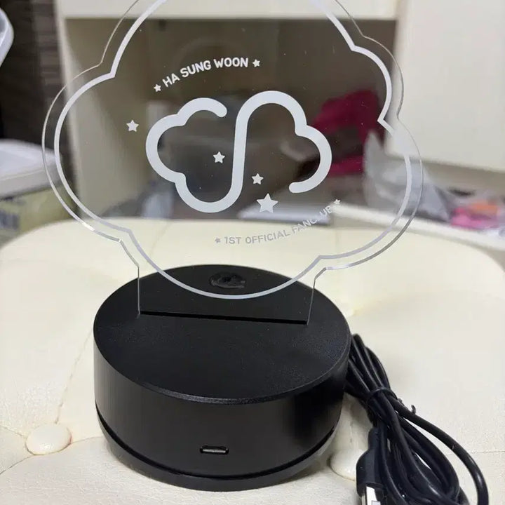 [BUNJANG] Ha Sung Woon 1st Gen Official Fanclub Acrylic Mood Lamp / 하성운 1기 공식 팬클럽 아크릴 무드등+포카15장+핀버튼+증사+2기포토북