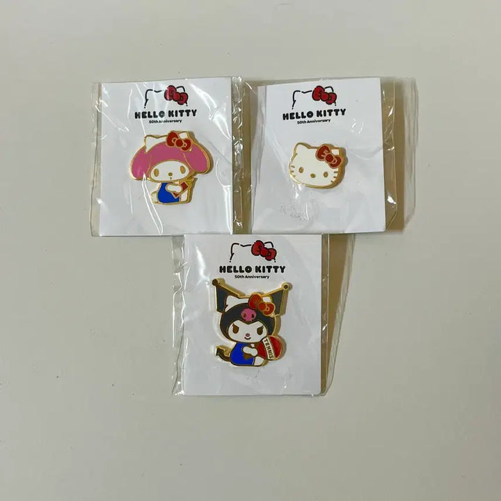 [BUNJANG] Sanrio Kitty Kuromi 50th Anniversary Limited Edition Metal Mold Badge Plush Figure Set / 헬로키티 쿠로미 50주년 전시회 금형 뱃지 산리오인형피규어마이멜로디마멜
