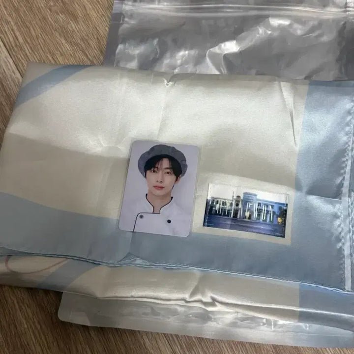 [BUNJANG] MONSTA X Hyungwon Fan-con MD Scarf (Light Color) + Photocard / 몬스타엑스 형원 팬콘 엠디 스카프 1장+포카증사