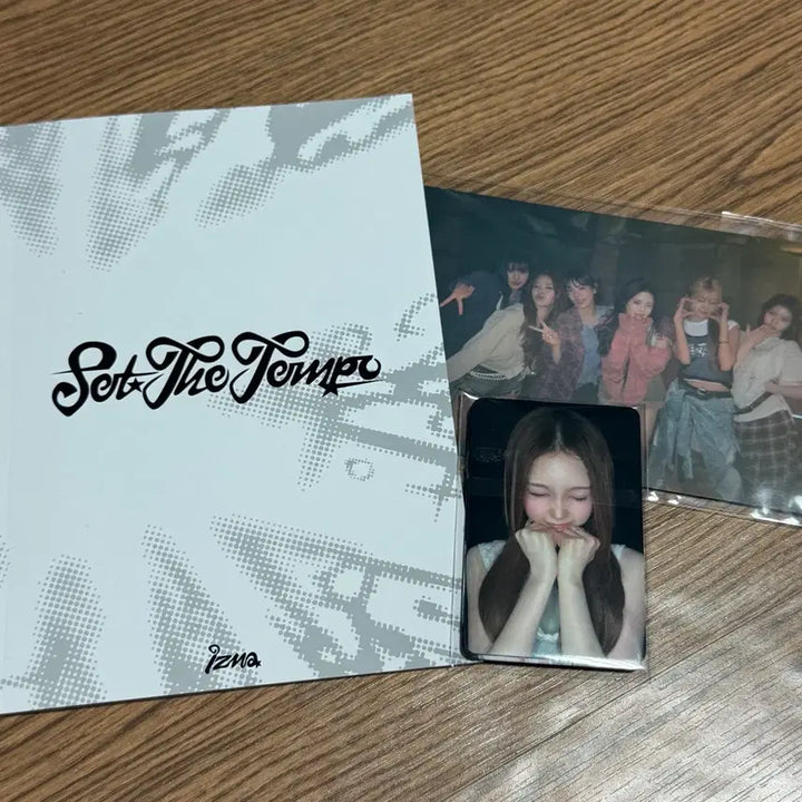 [BUNJANG] IZ*ONE METRONOME Showcase Photocard, Postcard, Photobook Set / 이즈나 메트로놈 쇼케이스 입장 포카 엽서 포토북 세트