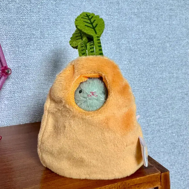 [BUNJANG] Gacha Capsule Toy Pea Mouse Doll with Carrot Outfit / 가챠 캡슐토이 완두콩 쥐 인형 + 당근옷