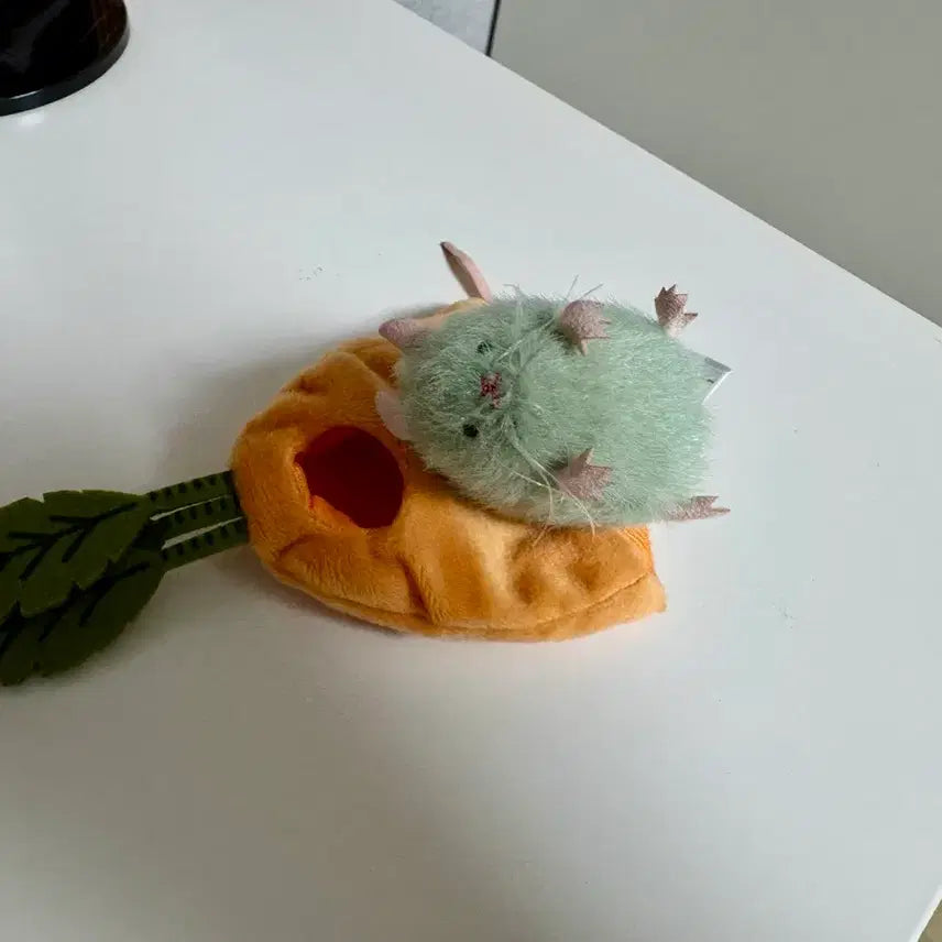[BUNJANG] Gacha Capsule Toy Pea Mouse Doll with Carrot Outfit / 가챠 캡슐토이 완두콩 쥐 인형 + 당근옷