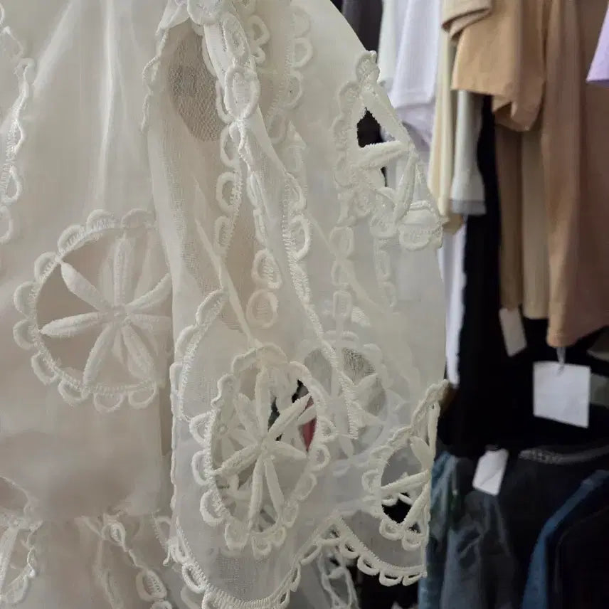 [BUNJANG] White Embroidered Peplum Blouse / 화이트 자수 페플럼 블라우스