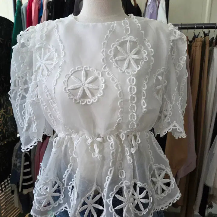 [BUNJANG] White Embroidered Peplum Blouse / 화이트 자수 페플럼 블라우스