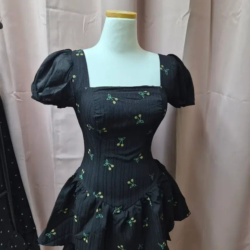 [BUNJANG] Cherry Pattern Square Neck Puff Sleeve Midi Dress / 체리 패턴 스퀘어넥 퍼프소매 블랙 원피스