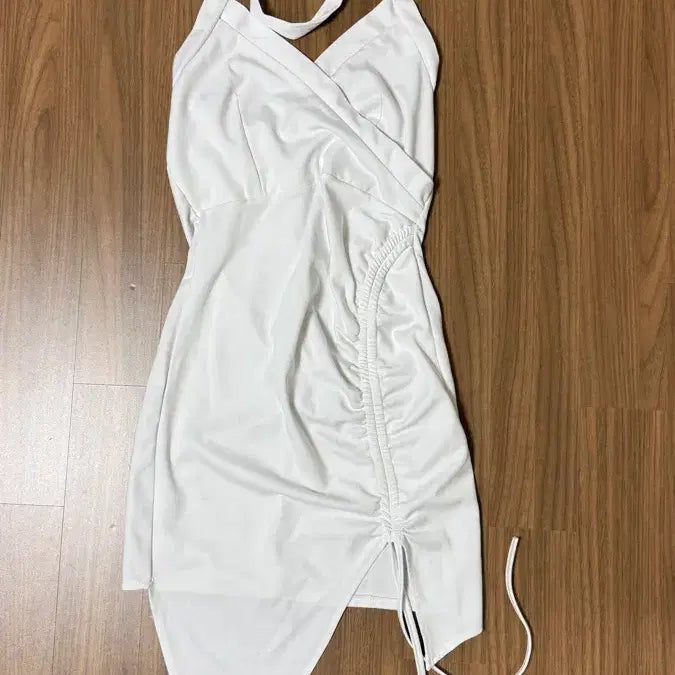 [SOLD OUT] 화이트 셔링 홀터넥 원피스