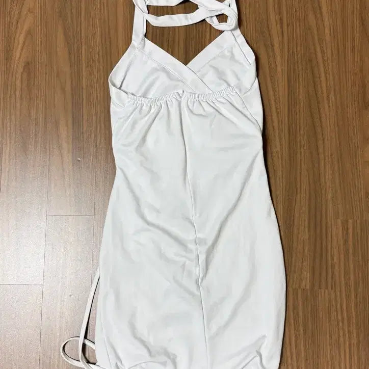 [SOLD OUT] 화이트 셔링 홀터넥 원피스