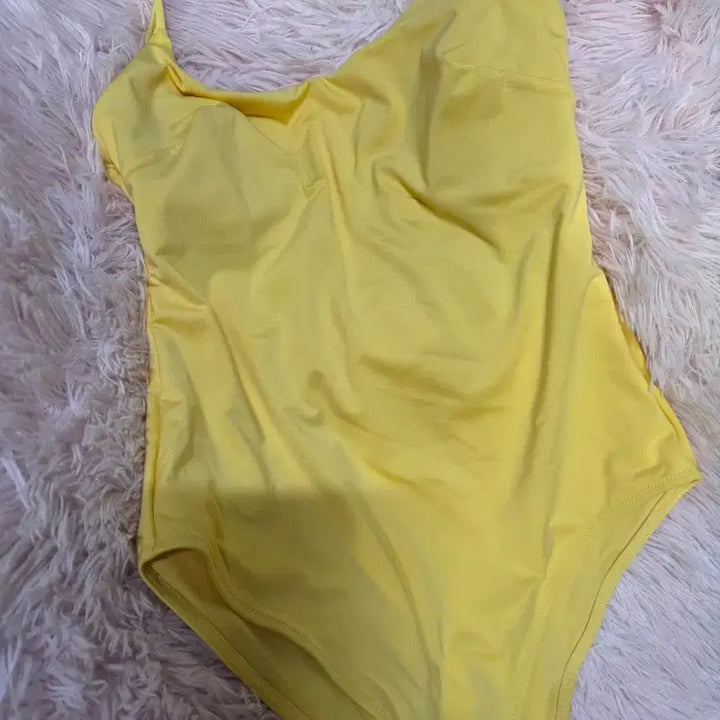 [SOLD OUT] H&amp;M 노란색 수영복40비치모자.포함 .일괄 실착용1회