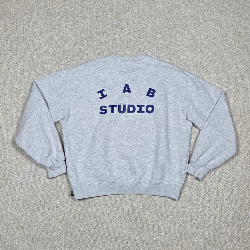 [BUNJANG] IAP STUDIO Logo Crewneck Sweatshirt / [아이앱 스튜디오] 로고 크루넥 맨투맨 | A00412