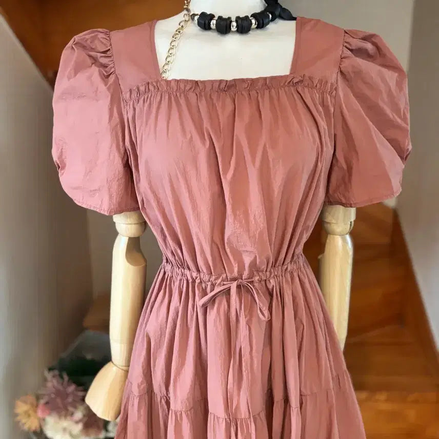 [SOLD OUT] 퍼프 소매 스퀘어넥 캉캉 원피스 핑크. 플라스틱아일랜드
