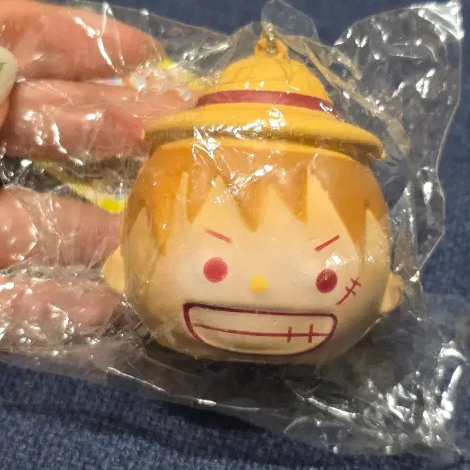 [BUNJANG] One Piece Mugiwara Store "Weapon Gripping" Mascot Keychain - Luffy / 원피스 무기빵시리즈 무기니기 마스코트 키링 루피