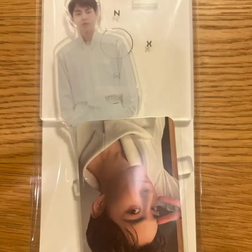 [BUNJANG] EXO Xiumin Acrylic Stand Smartphone Holder / 엑소 시우민 아크릴 스탠드 스마트폰 거치 가능