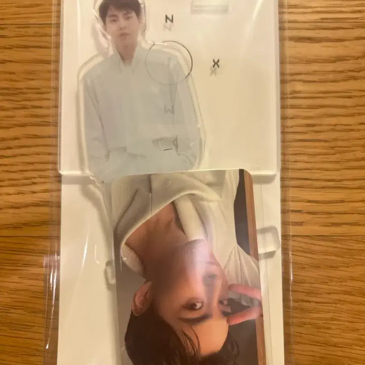 [BUNJANG] EXO Xiumin Acrylic Stand Smartphone Holder / 엑소 시우민 아크릴 스탠드 스마트폰 거치 가능