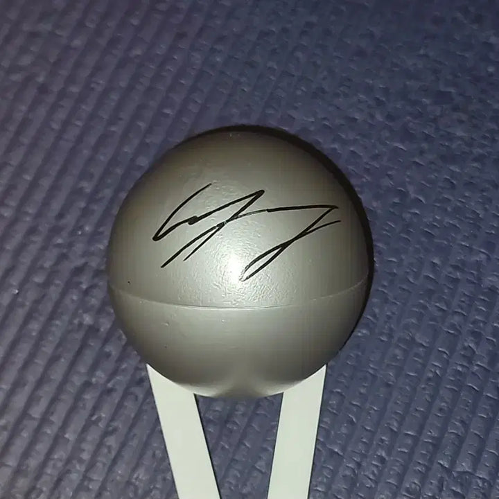 [BUNJANG] fromis_9 Lee Nagyung Signed Ball / fromis9 이나경 싸인볼