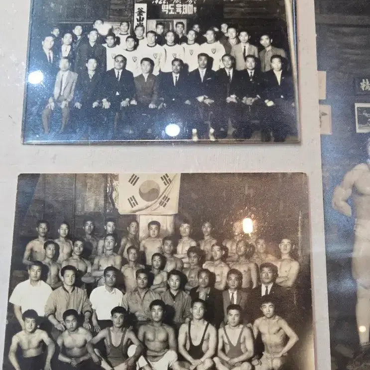 [BUNJANG] 1960s Busan Gwangmu Gymnasium Staff Photo Framed / 근대사 / 1960년대 부산 광무체육관 관원사진 액자