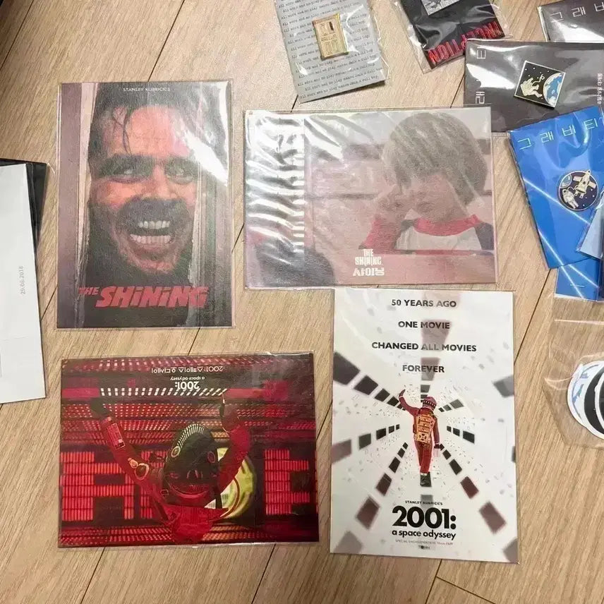 [BUNJANG] Stanley Kubrick Film Collection: The Shining &amp; 2001: A Space Odyssey - Pins, Postcards, Mousepad / 샤이닝 엽서세트 뱃지 스페이스오디세이2001 마우스패드 스탠리큐브릭영화