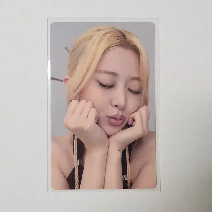 [BUNJANG] LE SSERAFIM Huh Yunjin Studio Choom Photocard / 르세라핌 pureflow 허윤진 스춤 포카