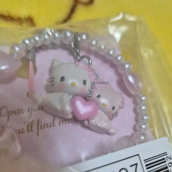 [BUNJANG] Sanrio Fuwa Fuwa Heart Faux Fur Strap Charm Kitty / 산리오 헤이세이 탄생 캐릭터 후와후와 하트 퍼 스트랩 챠미키티 키링