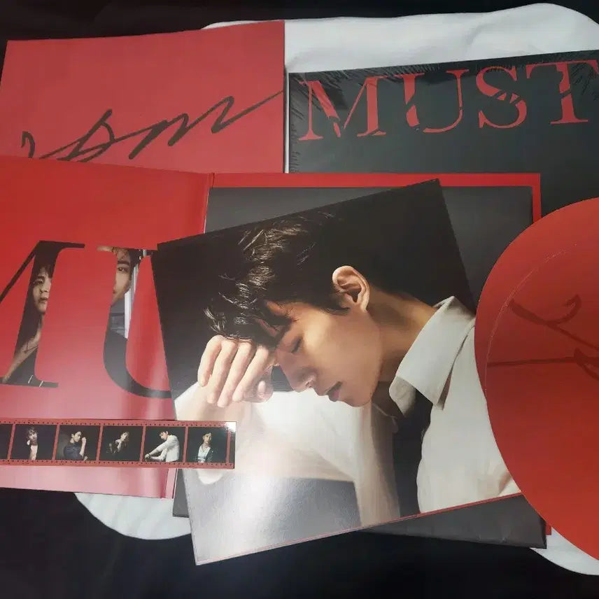 [BUNJANG] 2PM Junho MUST Album LP Set (Sealed &amp; Unsealed) / 2PM 이준호 MUST 앨범 LP판 미개봉 1장  개봉 1장  일괄