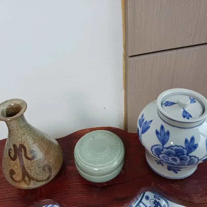 [BUNJANG] Buncheong, Celadon, and Blue-and-White Porcelain Vase and Box Set / 분청주병   청자합  청화백자  쎝