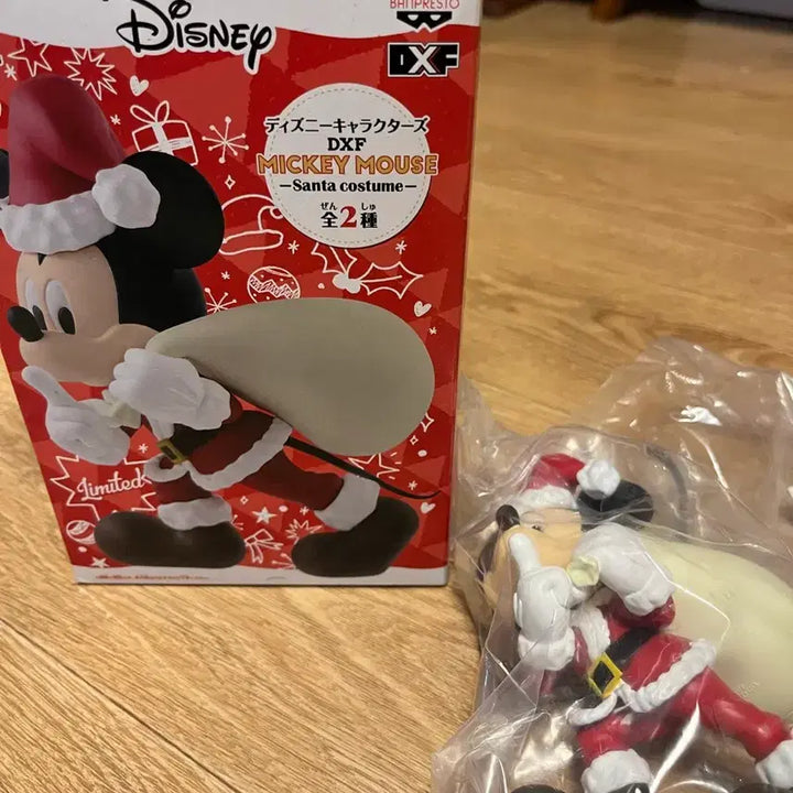 [BUNJANG] Disney Santa Mickey Mouse DXF Figure / 디즈니 DXF 산타미키마우스