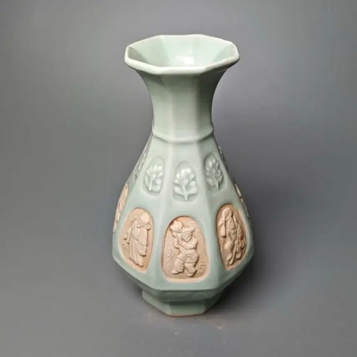 [BUNJANG] Chinese Qing Dynasty Celadon Porcelain Vase with Eight-Sided Shape and Figure Decorations / [진품] 청나라 중후기 용천요 인물문 팔각 청자 병 중국도자기 골동품 수