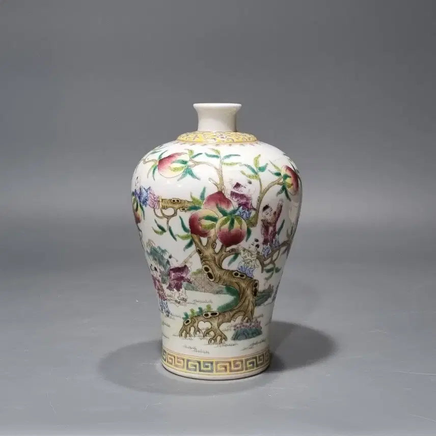 [BUNJANG] Qianlong Period Polychrome Enamel Eight Immortals Peach Vase / 건륭년제 분채 팔선헌도문 매병.  높이 20.5cm