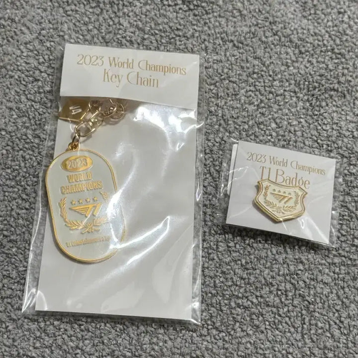 [BUNJANG] T1 2023 Worlds Champions Keyring &amp; Badge Set / 티원 23월즈 챔피언 키링 뱃지