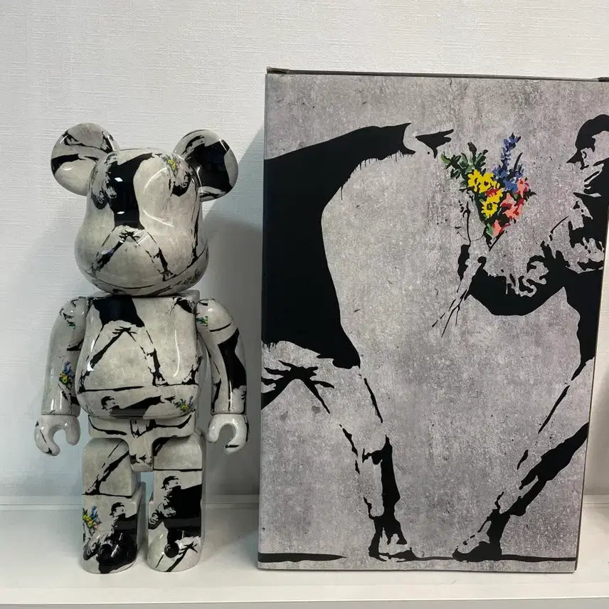 [BUNJANG] Medicom Toy BE@RBRICK Banksy Flower Bomber 400% + 100% / 베어브릭 뱅크시 플라워붐버 400%+100%